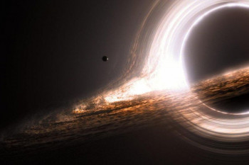 Como seria cair dentro de um buraco negro?