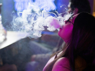 VAPE mulher relaxando fumando um narguile em um bar 23 2149191881