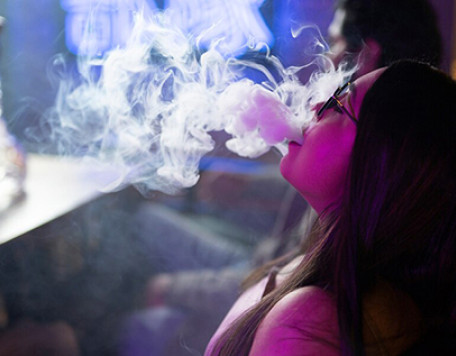 VAPE mulher relaxando fumando um narguile em um bar 23 2149191881