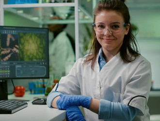 retrato de uma mulher biologa sorridente analisando organismos geneticamente modificados 482257 21597 v2