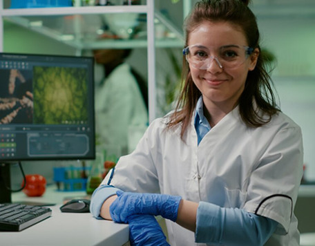 retrato de uma mulher biologa sorridente analisando organismos geneticamente modificados 482257 21597 v2
