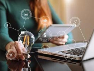 6400162 homem de negocios mao segurando lampada com usando smartphone e calculadora para calcular e dinheiro pilha ideia economia energia e contabilidade financas foto