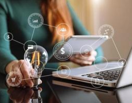 6400162 homem de negocios mao segurando lampada com usando smartphone e calculadora para calcular e dinheiro pilha ideia economia energia e contabilidade financas foto
