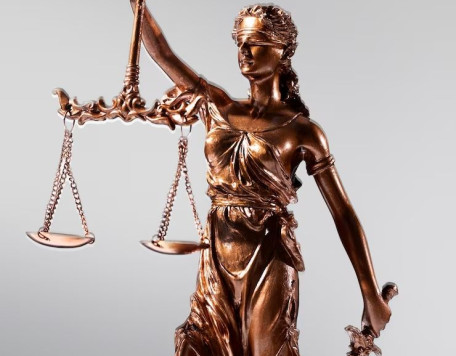 natureza morta com a balanca da justica 23 2149776025 compressed compressed