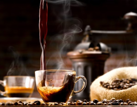 xicara de cafe e graos de cafe 164008 356 compressed