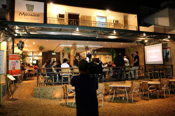 Bar em cena noturna em São Carlos, onde estreou o festival em 2015